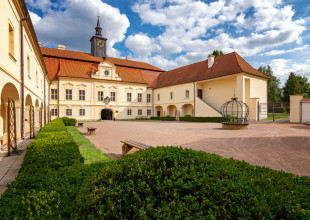 Od jesliček po aktovku na zámku Chrast